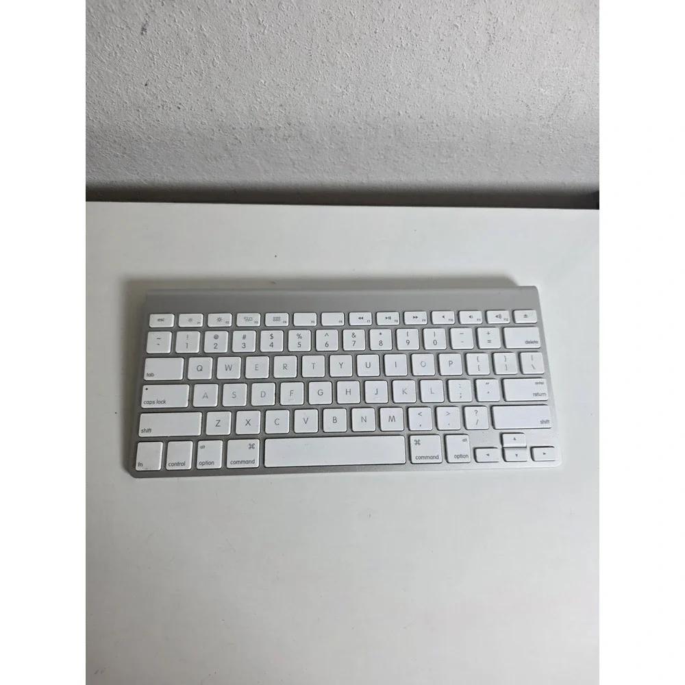 ORIGINAL GENUINE Apple A1314 Wireless Keyboard White Keys Aluminum Metal TESTED